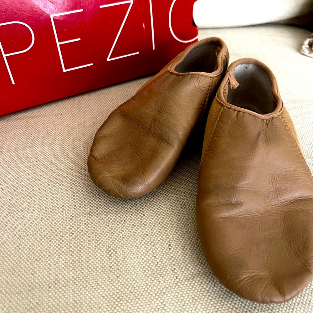 Bloch jazz shoes. Moderately worn. Daughter wore a size 12 in street shoes.